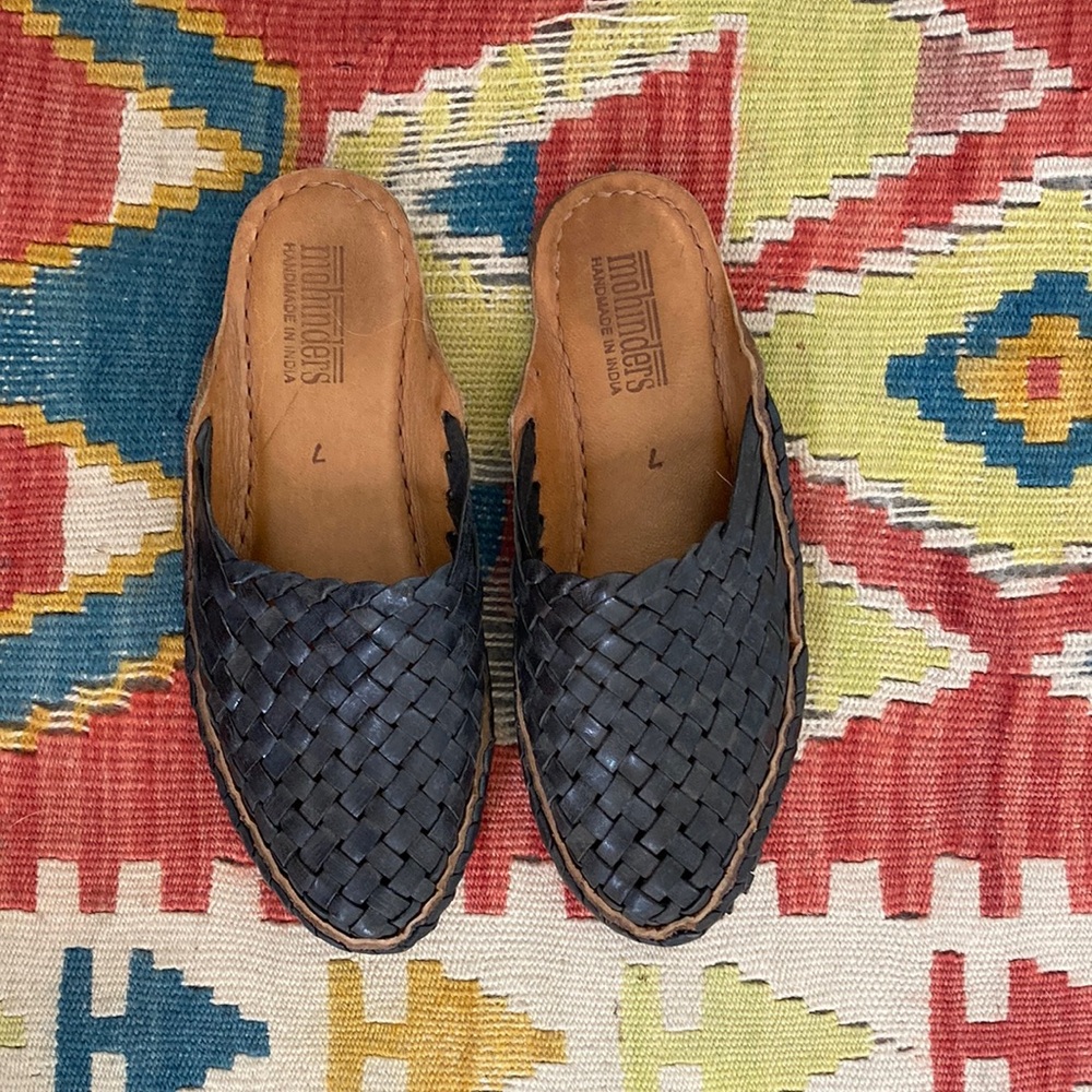 Mohinders woven slide in charcoal